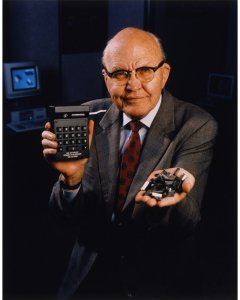 John Kilby, Premio Nobel en Fisica, 2000.  