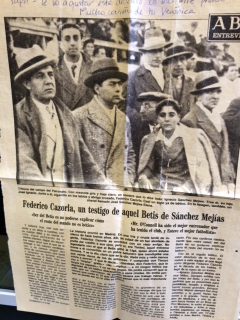 Mi padre, fumando, a la izquierda de Sanchez Mejias presenciando un partido del Real Betis (1928)