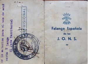 Portada del carnet de Falange con el "cangrejo"