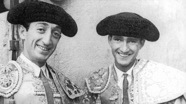 Carlos Arruza, a la izquierda de Manolete